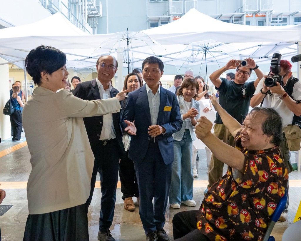 其中一位長者向她說，措施真的幫助到不少基層市民，「自己第一次可以住到這麼好的地方」。