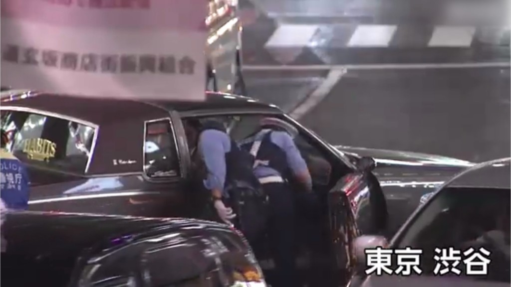警員檢查涉事私家車。 NHK截圖