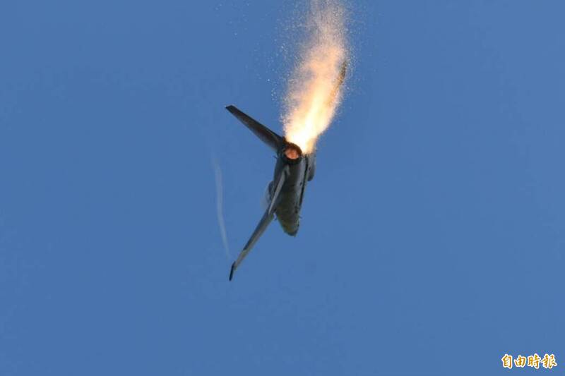 台灣空軍IDF戰機表演時空中漏油起火。