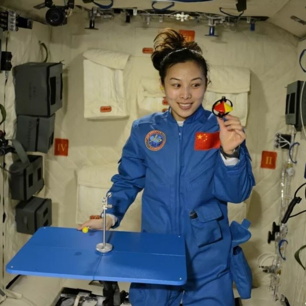 王亞平在「神十」任務中授課，是中國第一次「太空課堂」。