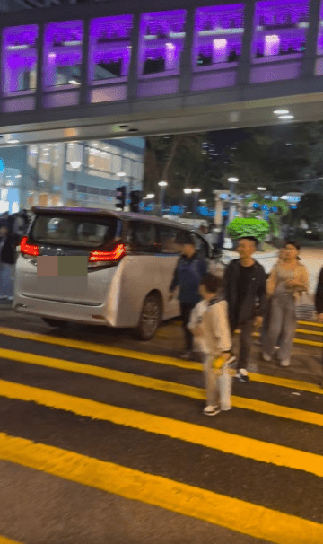 七人車司機卻無視警告，繼續在斑馬線上冒險完成「U-turn」掉頭。fb「馬路的事」群組