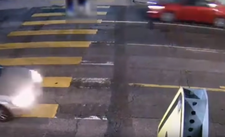 突然一架紅色私家車直衝過來，他在千鈞一髮之際將女兒推開。  YouTube影片截圖