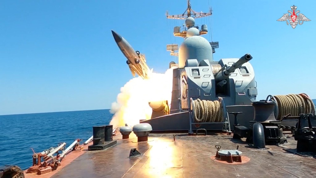 俄罗斯海军近日发放片段，显示军舰在黑海举行实弹演习。 路透社