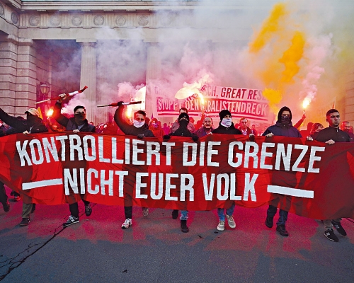 ■民众上周六在维也纳示威期间燃点烟火。