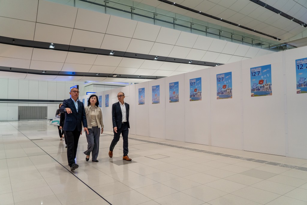 日前陳美寶在機管局機場運行執行總監姚兆聰(左1)陪同下,視察設在二號客運大樓的機場票站。陳美寶網誌圖片 日前陳美寶在機管局機場運行執行總監姚兆聰(左1)陪同下,視察設在二號客運大樓的機場票站。陳美寶網誌圖片