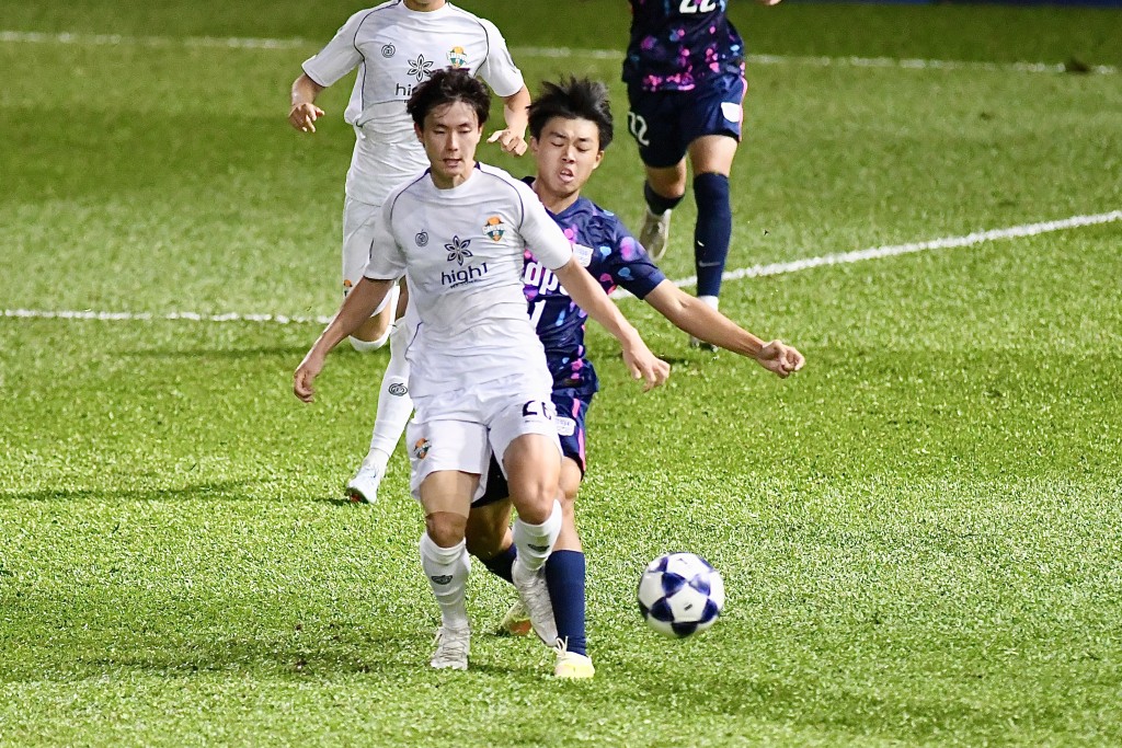 林柏燃后备上阵仅3分钟,就在一次对抗中伤出。杨骏尧摄 林柏燃后备上阵仅3分钟,就在一次对抗中伤出。杨骏尧摄