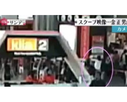 片段見穿著印有「LOL」字樣上衣的女子從背後靠近金正男。網圖