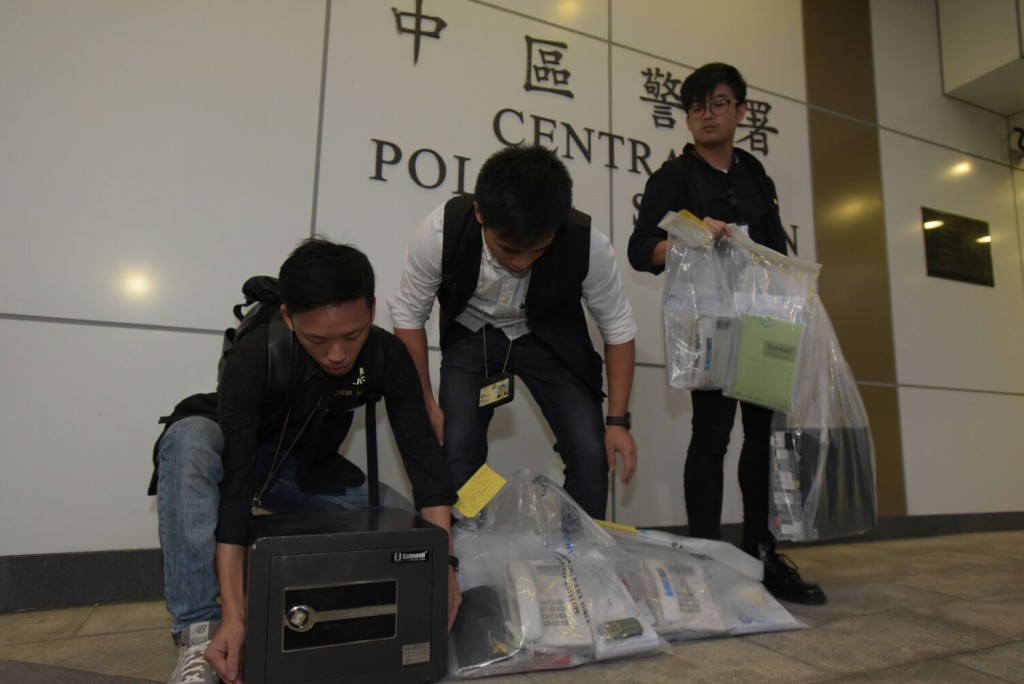 警方檢獲一批證物。黃文威攝
