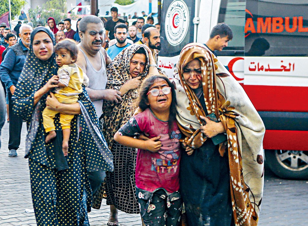 以軍周一空襲加沙地帶北部的加沙城後，受傷巴人前往醫院醫治。