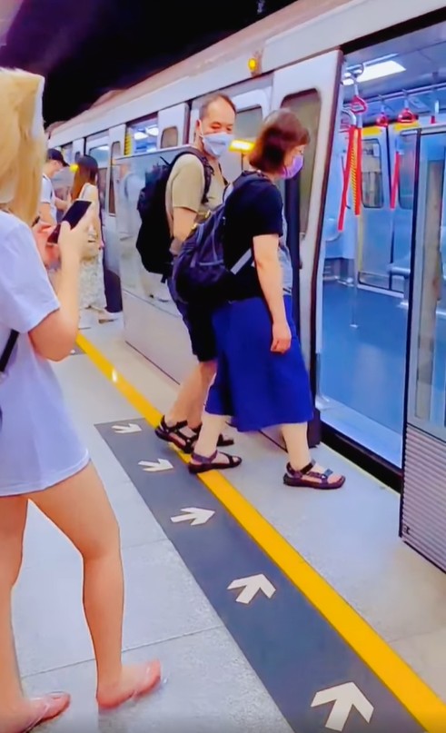 當在月台等候列車到站時，少女的奇裝異服，即引來其他乘客投以注目禮。