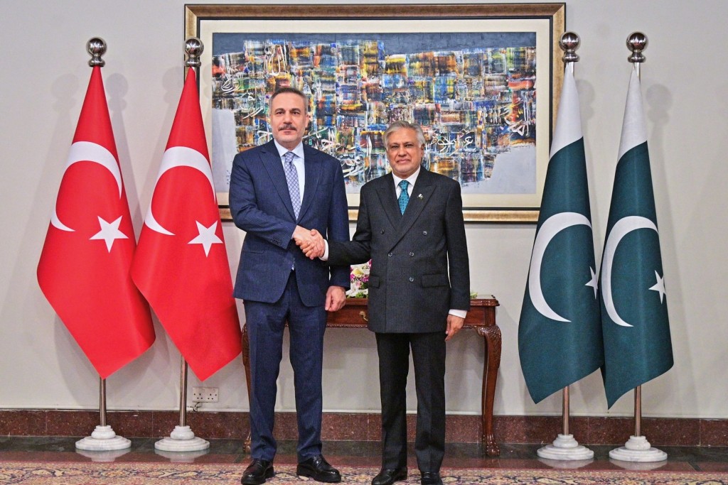 巴基斯坦外长达尔（右）表示很快会主办美伊会谈。美联社