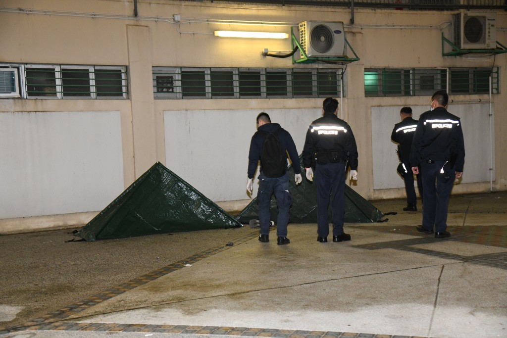 警方以帐篷遮盖两人遗体进行调查。李家杰摄