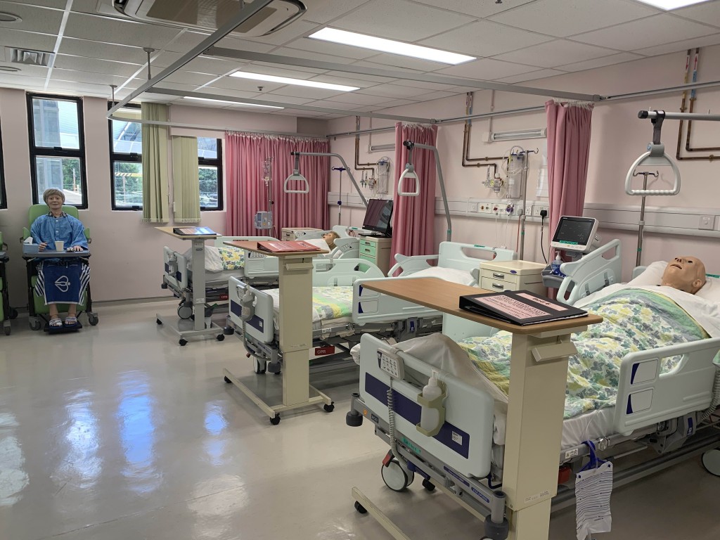 屯門醫院普通科護士學校模擬病房內部分設施。