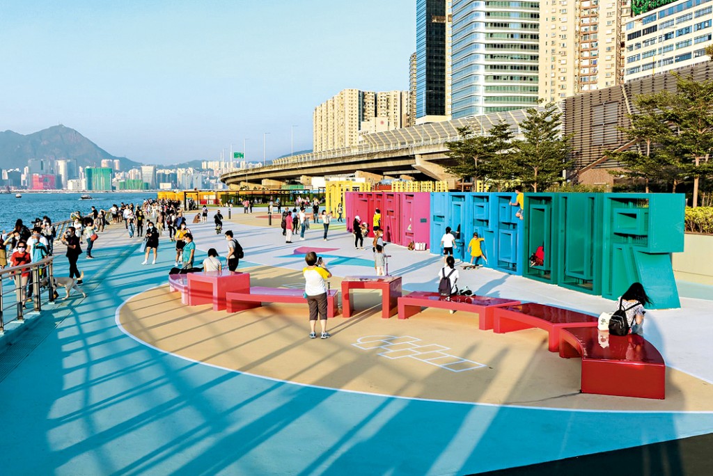 發展局和海濱事務委員會一直鼓勵市民在相互尊重的情況下，發揮創意按喜好共融地享受海濱空間。