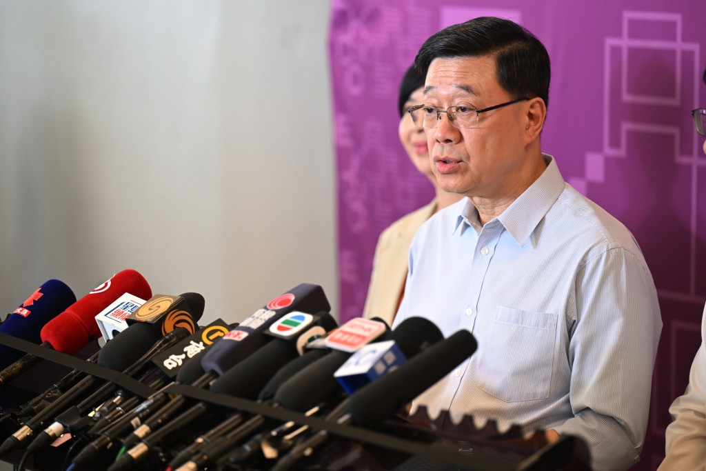 李家超公開表示物流署把關不力，對專職採購的部門感到大為失望。資料圖片