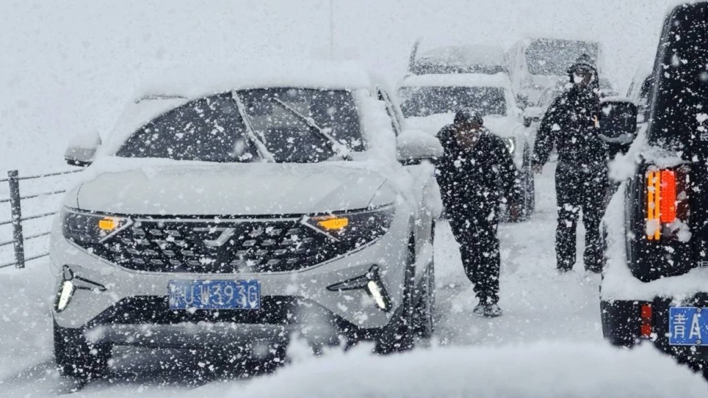 國慶新疆暴雪，車輛滯留。小紅書@炫仔餃子