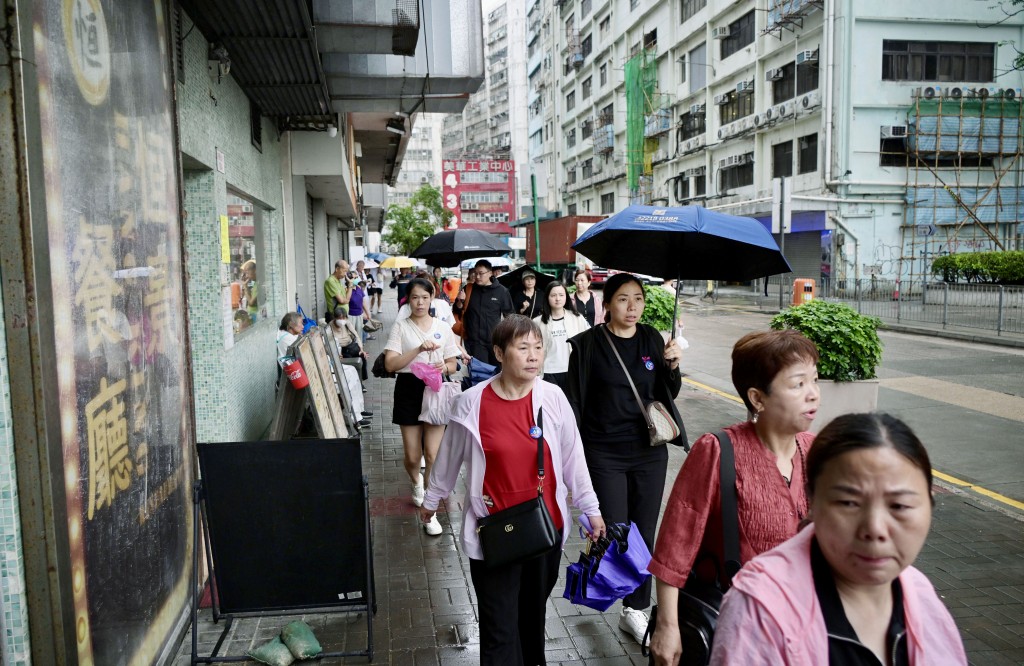 每當中午時份，不少內地團團友都會到土瓜灣的團餐食肆等候用膳。資料圖片