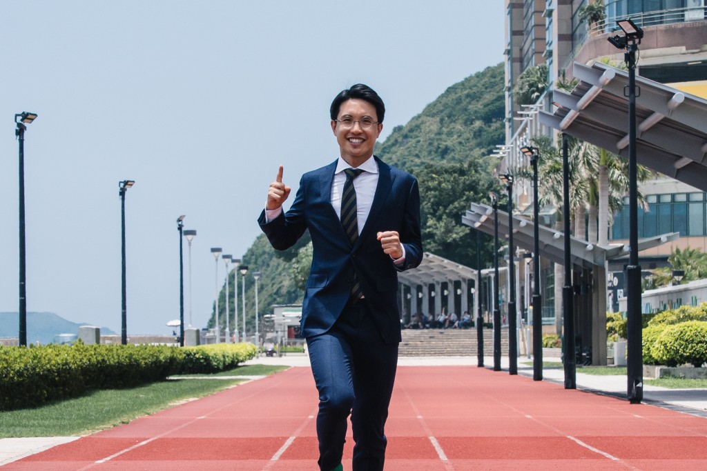 呂偉強穿起西裝跑步。