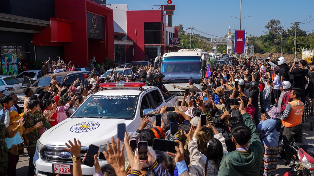 被俘柬埔寨士兵過境回國，受到軍民熱烈歡迎。 路透社