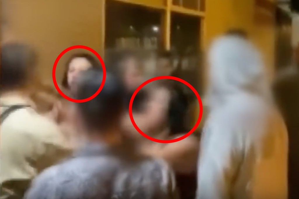 另一名女子突然沖前襲擊。影片截圖