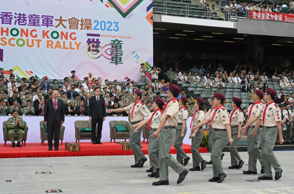 李家超（左3）检阅步操队伍。政府新闻处