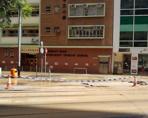 莊士敦道近軒尼詩官立小學對出有地底水管爆裂。香港突發事故報料區FB/網民Elsie Sit圖