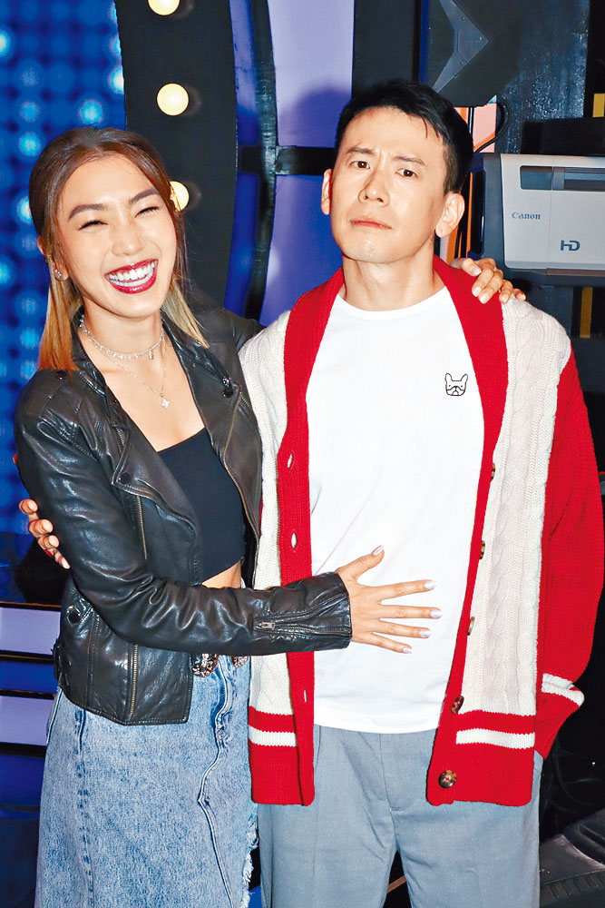 姜麗文摸摸陳宇琛的肚沾旺氣。