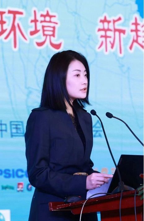 父親辭世後宗馥莉首次公開亮相，在上海出席中國飲料工業協會年會並演講。