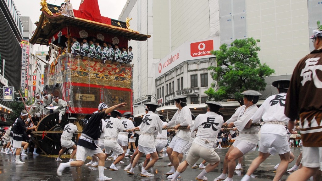 日本京都祗园祭，民众齐心合力拖拉一辆精心设计的花车巡游。 美联社
