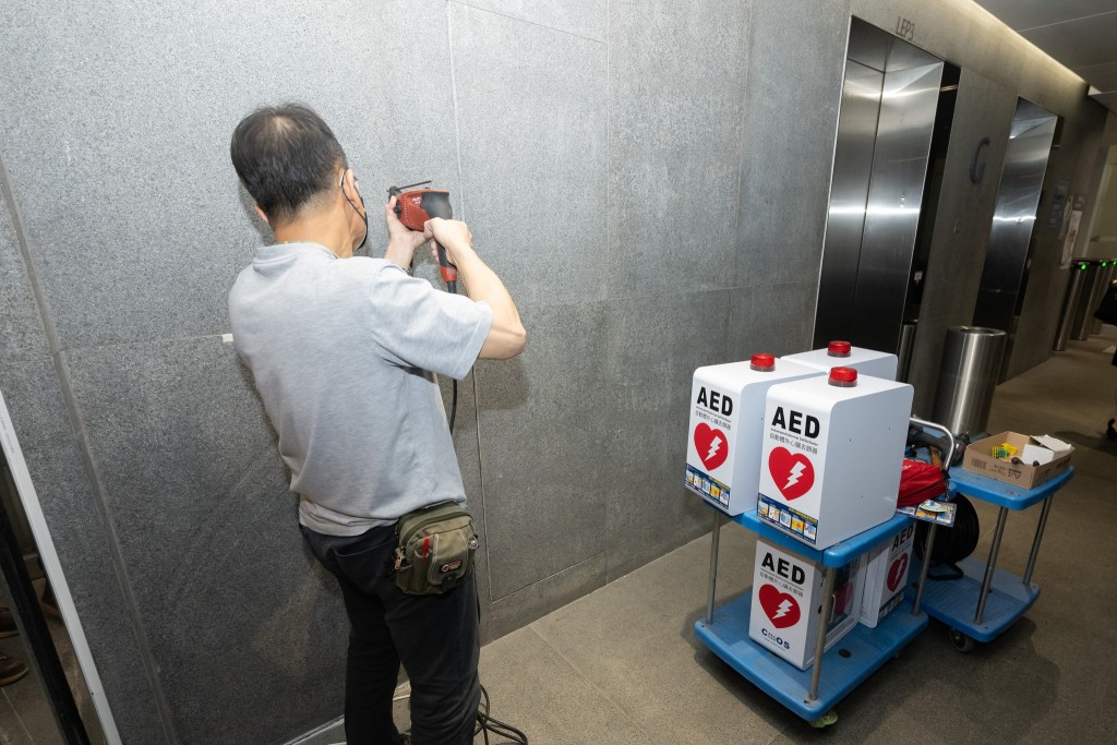 秘书处日前再多安装了16部AED，遍布大楼使用者和公众人士常到的地方。（梁君彦FB图片）
