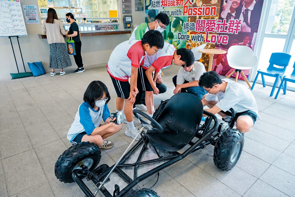 老師找來合作夥伴開展「卡丁車」項目，組成一輛能讓學生親身坐上去並實際駕駛的車子。