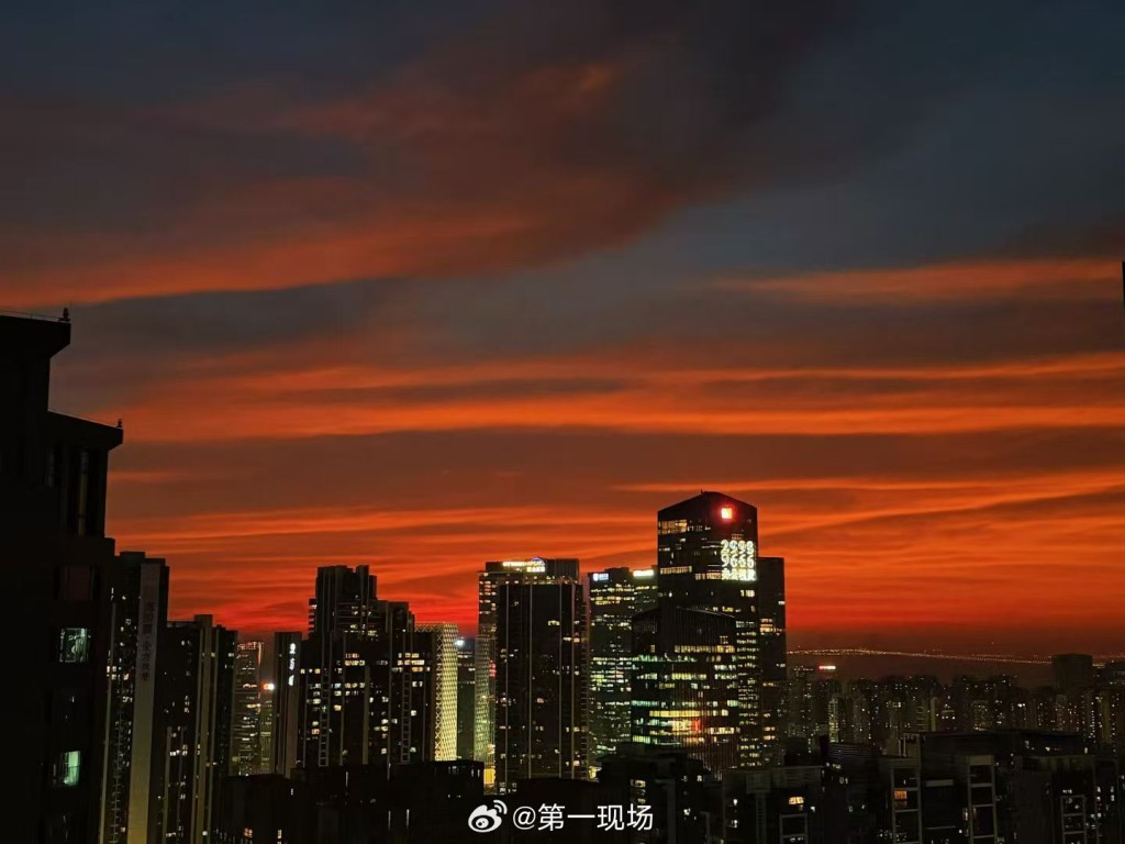 深圳晚上出現火燒雲現象,金紅雲彩彩漫天。第一現場 深圳晚上出現火燒雲現象,金紅雲彩彩漫天。第一現場