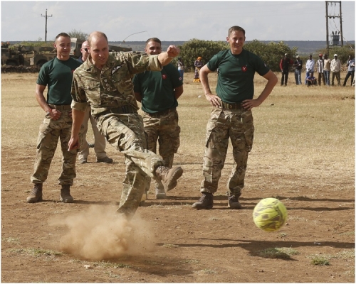 威廉王子换上一身军服到非洲肯尼亚探望英军。AP 