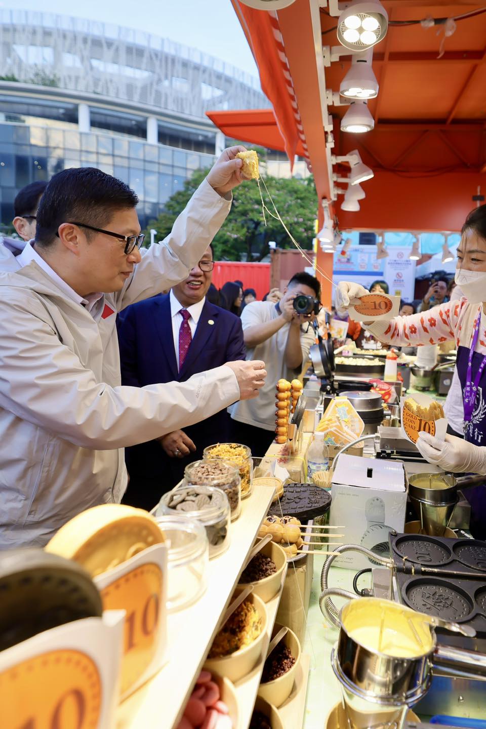 試食市民推介的串串雞蛋仔及拉絲金幣。