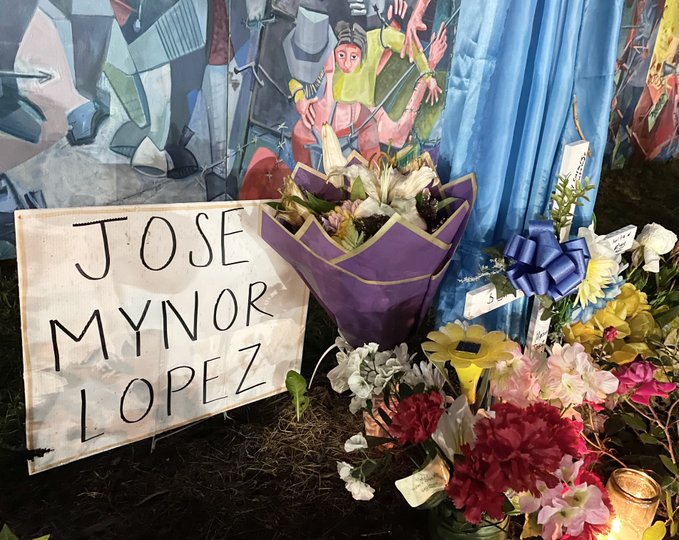 民众悼念洛佩兹（Jose Mynor Lopez）。 X