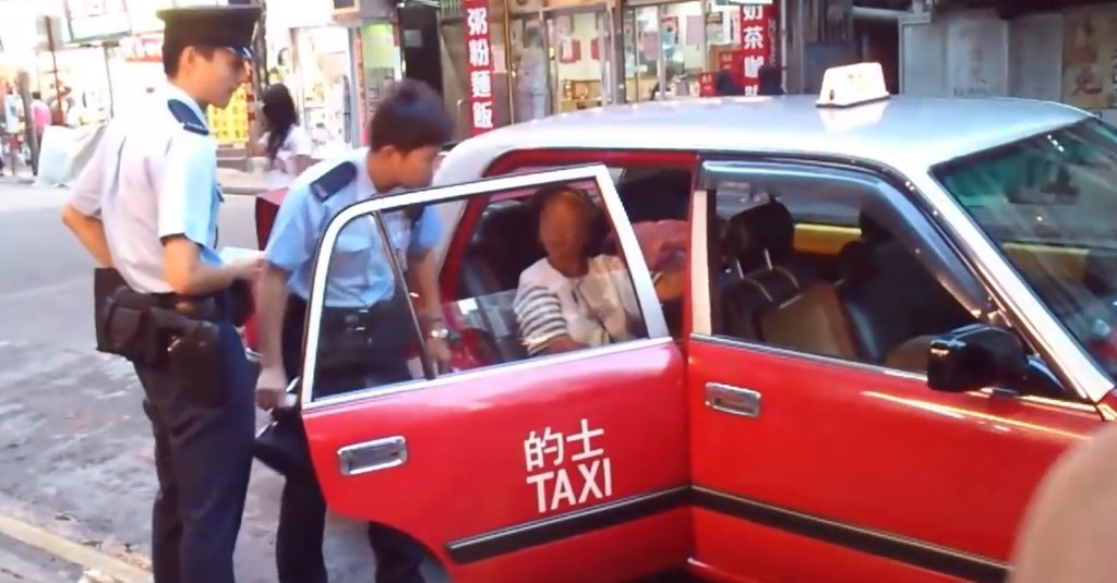 她每次坐霸王車，最終導致司機報警或拒載，驚動警員到場。(影片截圖)