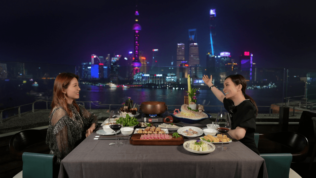 一路看着东方明珠塔吃港式边炉，姚子羚形容该景色：「香港得嚟好上海」。