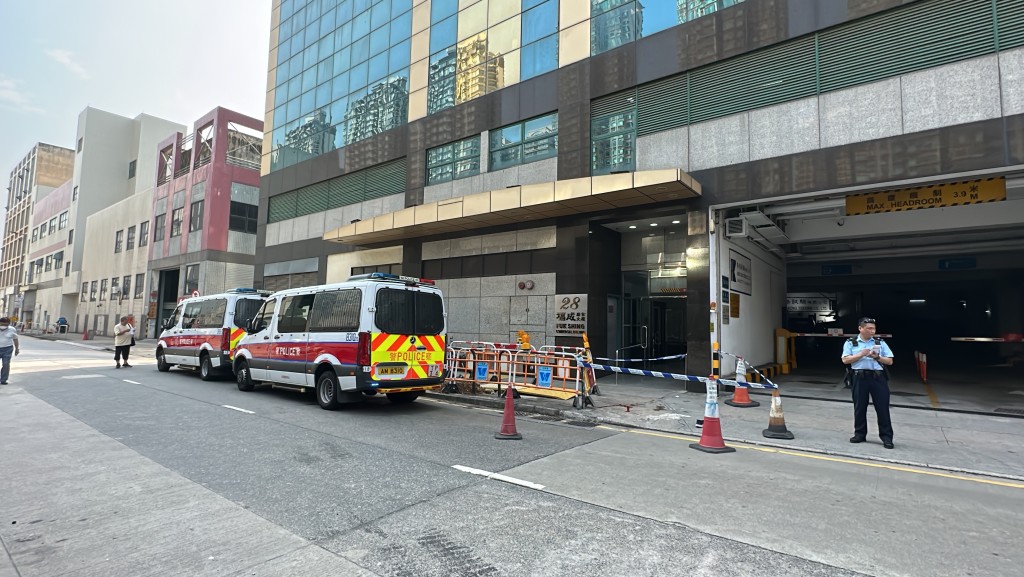 中年漢商廈天台墮地,警員到場調查。劉漢權攝