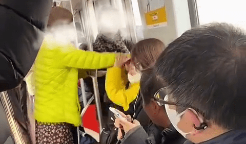 黃衫的大媽連番扯帽逼坐「愛心座」女孩讓座。