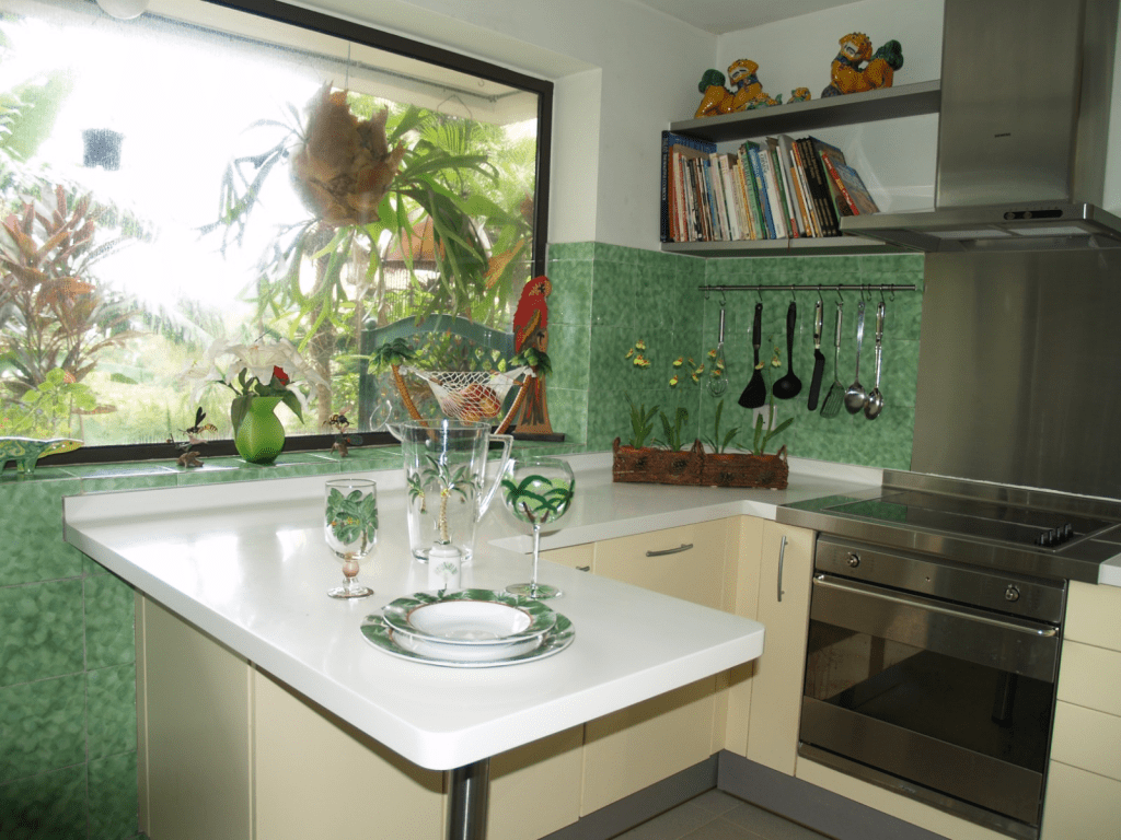 廚房空間寬敞，設有大面工作枱，便於住戶備餐。