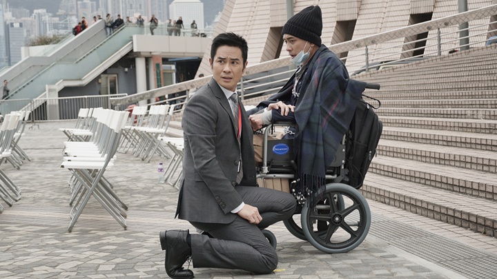 Bosco被犯罪份子用鐵鏈綁架到文化中心外圍，嘉穎趕到都愛莫能助。