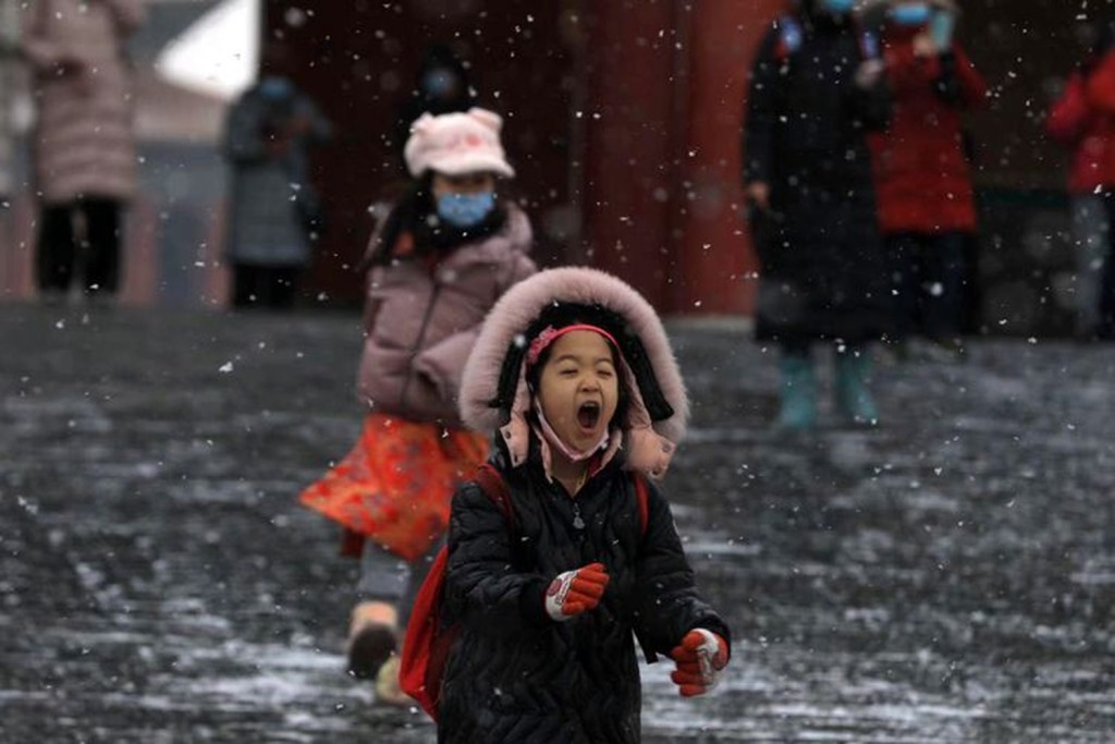 孩子想把雪吃下去