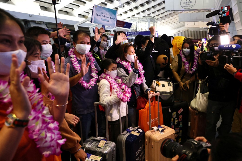 开放边境后，首批两个泰国旅行团凌晨抵达桃园机场。路透图片