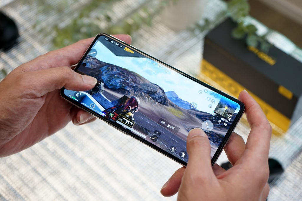 6.67吋AMOLED荧幕支援 120Hz更新率，画质获得DisplayMate评测的A+成绩。