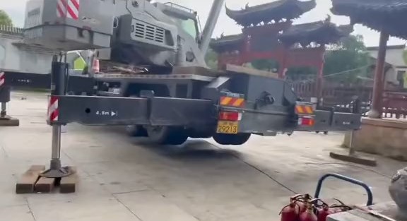 吊臂車當時正進行操作。抖音@零下八十四度半 吊臂車當時正進行操作。抖音@零下八十四度半