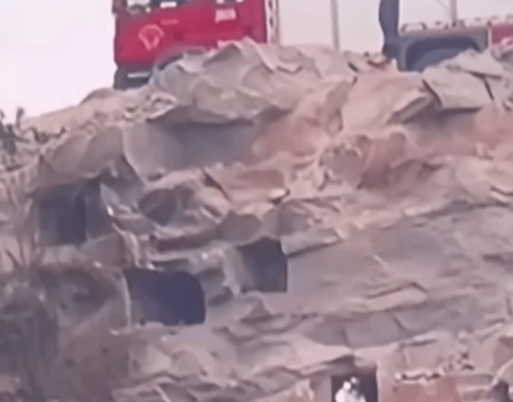 發現乾屍崖洞的外觀。 發現乾屍崖洞的外觀。