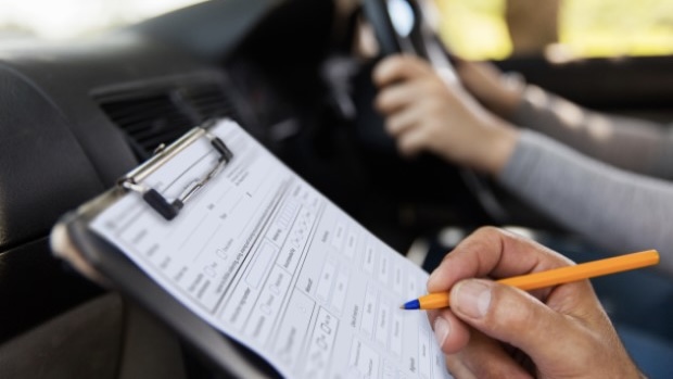 英國考車牌|港人路試被指「照片不似本人」遭拒考 師傅轟「侮辱」