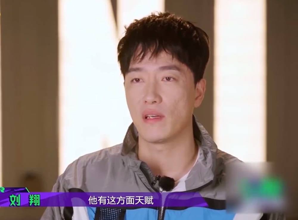 刘翔认可泡泡的运动天赋。微博影片截图
