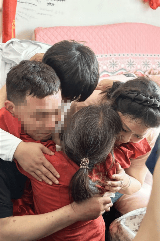 陳迪金與失散39年的親人擁抱。 陳迪金與失散39年的親人擁抱。