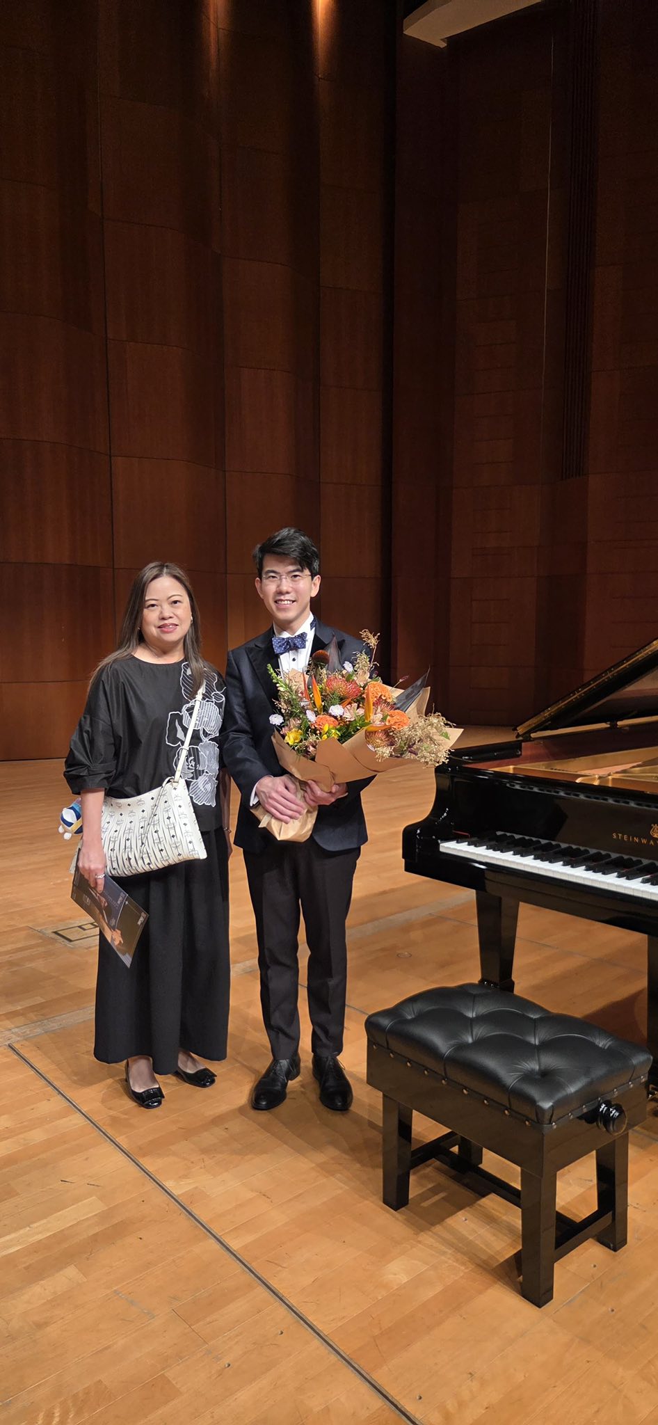 羅淑佩8月30日在香港大學的獨奏會與沈靖韜合照，她稱讚Aristo在台上非常攝人，技巧耀目、揮洒自如。羅淑佩FB圖片
